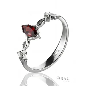 Кольцо из серебра 925 с гранатом